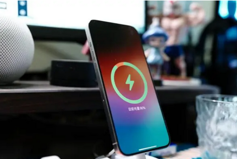 石鼓苹果15换屏服务分享用什么充电器给iPhone15充电更好 